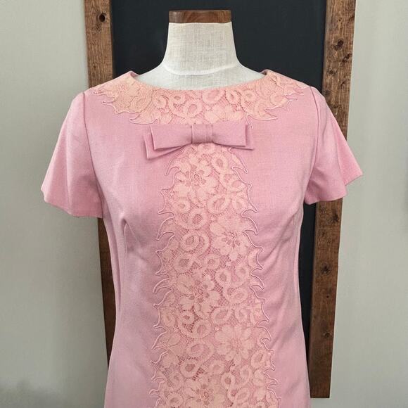 Vintage 60s Henry Lee Pink Lace Shift Dress M/L Bow Detail Designer Mod Costume - Picture 3 of 11